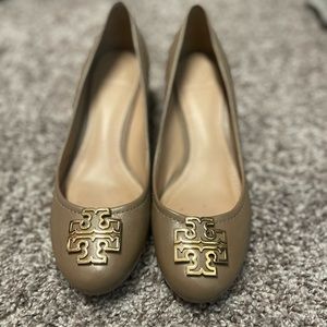 Tory Burch taupe wedge shoe size 6